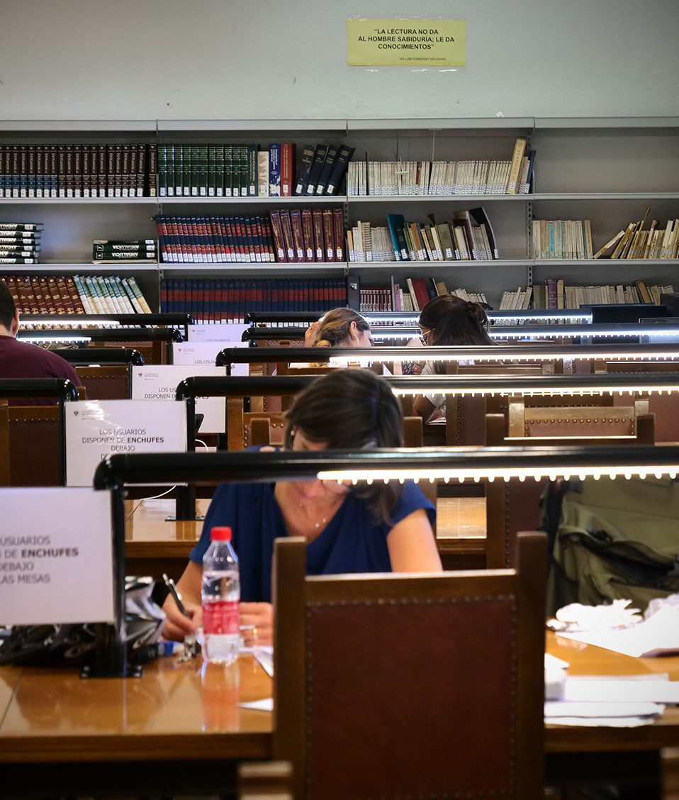 Estudiantes haciendo uso de las mesas de estudio de la biblioteca de la Facultad de Comunicación y Documentación
